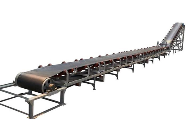 皮帶輸送機的皮帶為什么會跑偏,怎樣解決